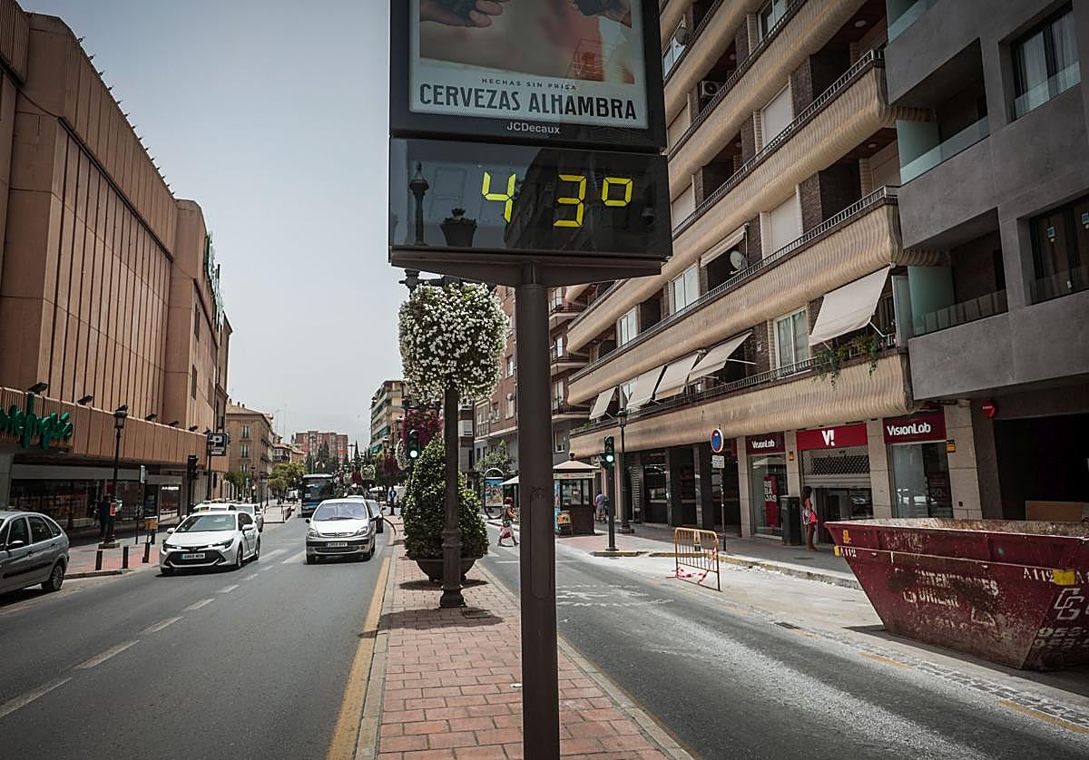 El termómetro de Acera del Darro, a 43 grados en una ola de calor pasada.