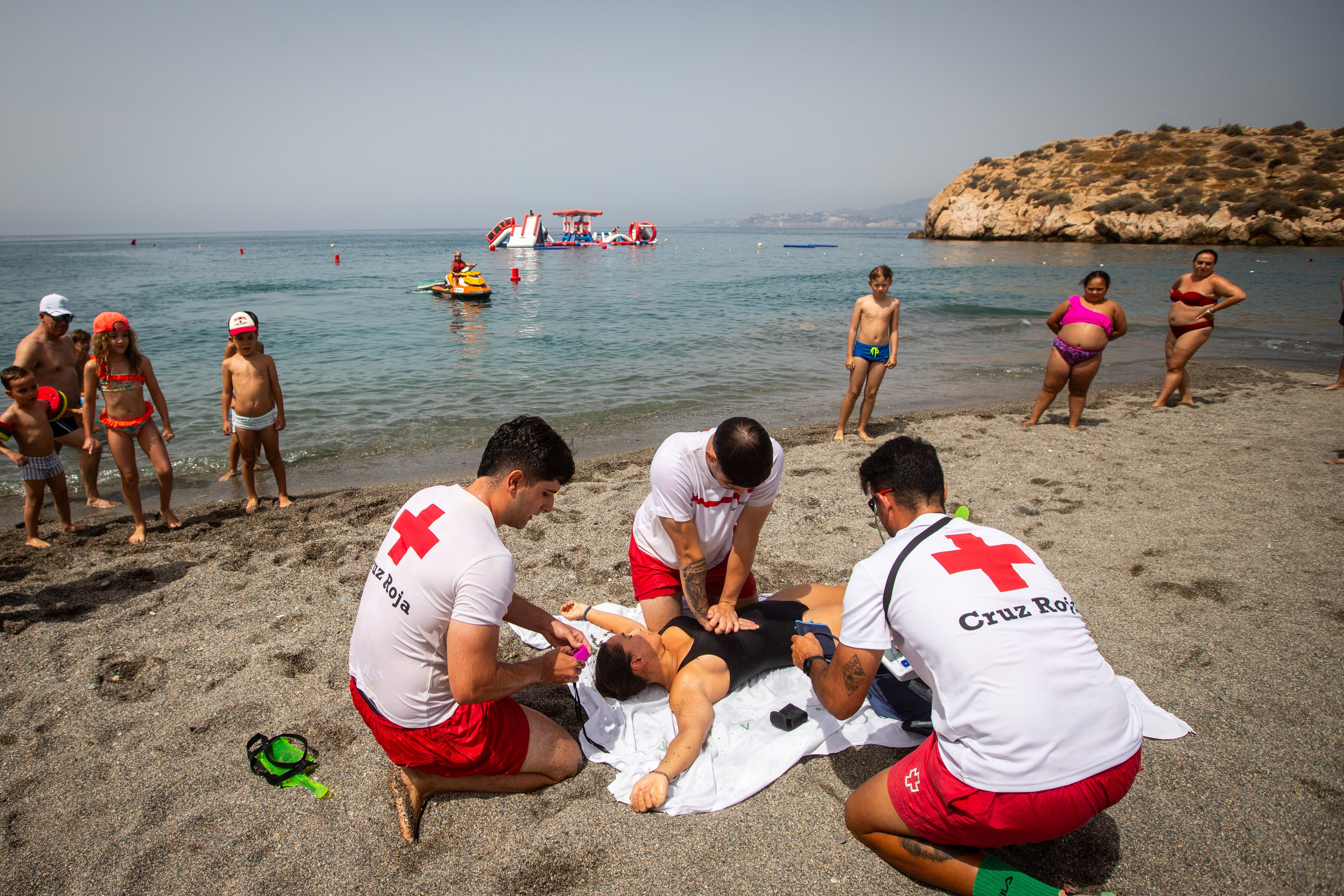 Los socorristas de Salobreña durante el simulacro.
