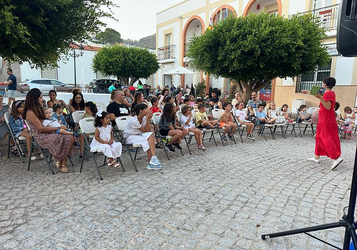 Actuación de la actriz Paula Mandarina en el municipio de Enix.