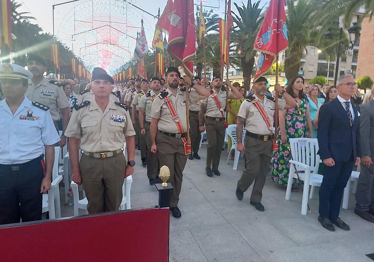 Llegada de los soldados con las banderas.