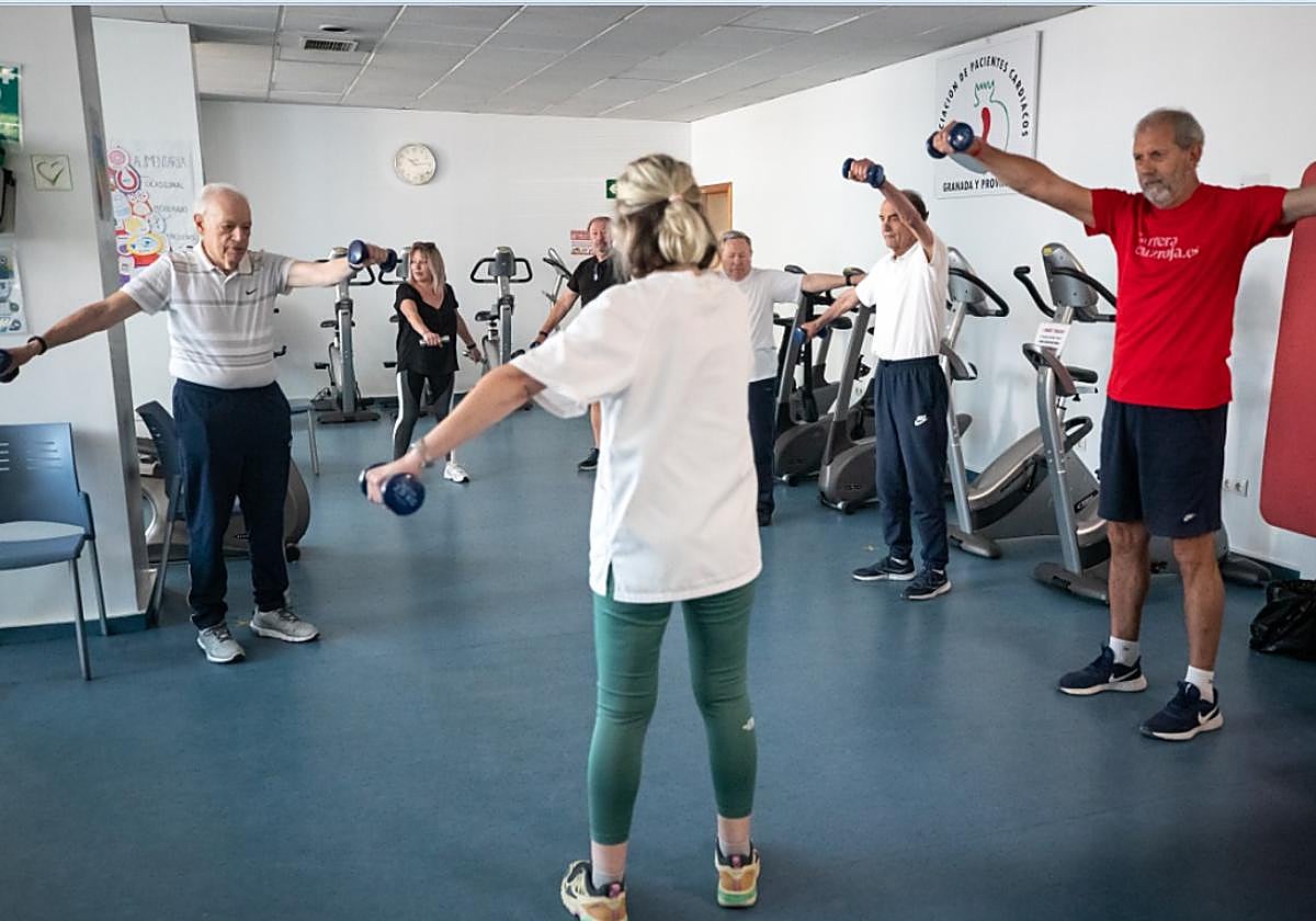 La fisioterapeuta Marta Bailén dirige una de las actividades físicas.