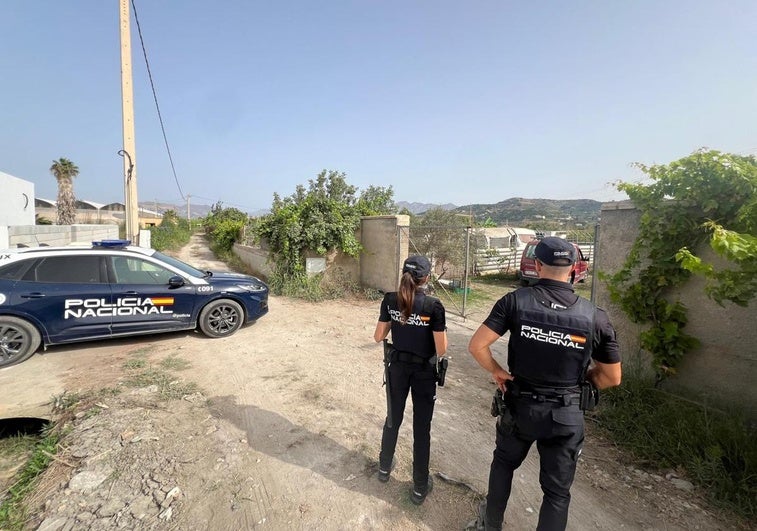 Agentes de la Policía Nacional en el lugar de los hechos.