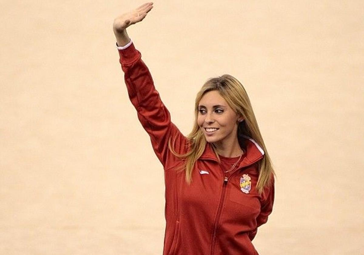 Lidia Redondo saluda al público con la Selección.