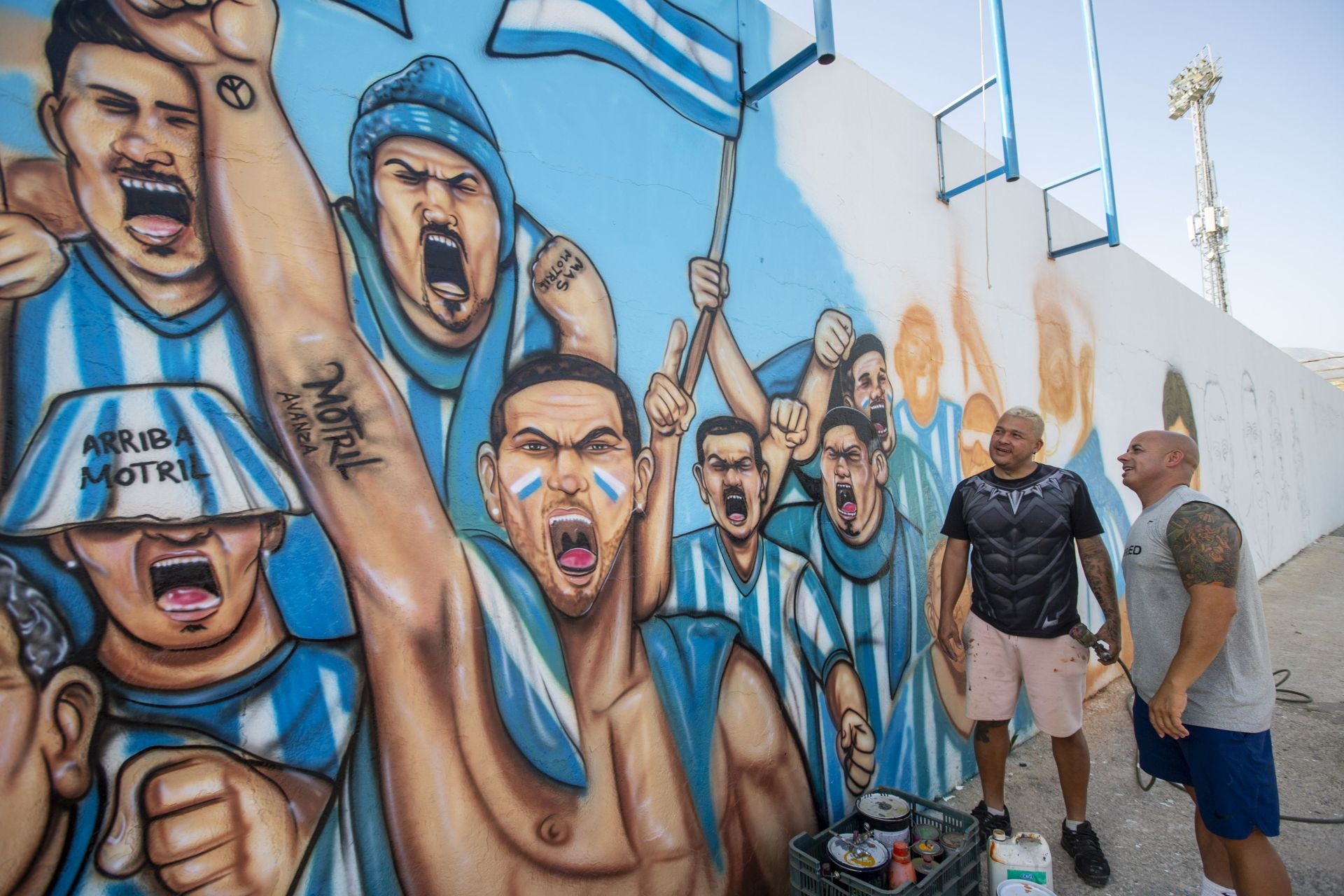 El concejal de Deportes de Motril, Daniel Ortega, junto al artista Mario Mazo.