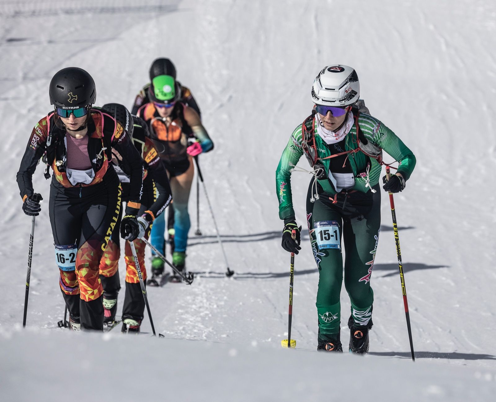 Nico Molina y María Ordóñez muerden la presea de plata del campeonato del España de relevos.