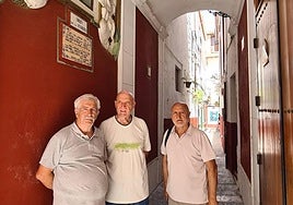 Tomás Cano, Juan Agüera y José Molino, bajo el Arco del Consuelo.