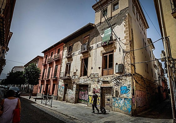 El edificio de la calle Santiago quedó a medio construir a causa de la crisis de la primera década.