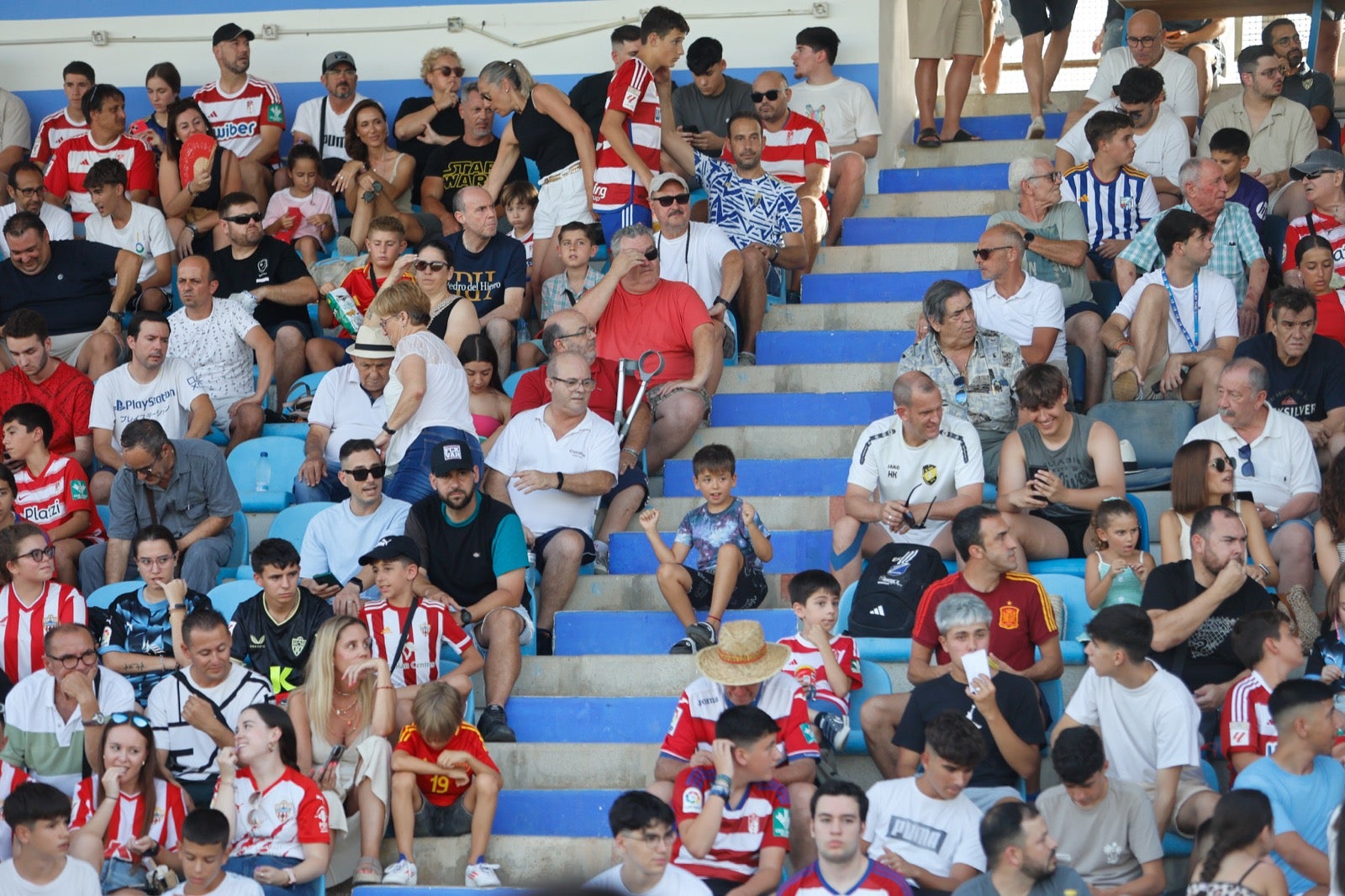 Encuéntrate en la grada durante el Granada-UD Almería