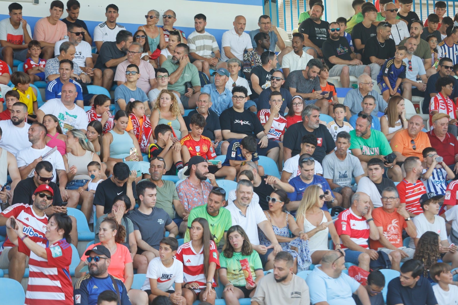 Encuéntrate en la grada durante el Granada-UD Almería