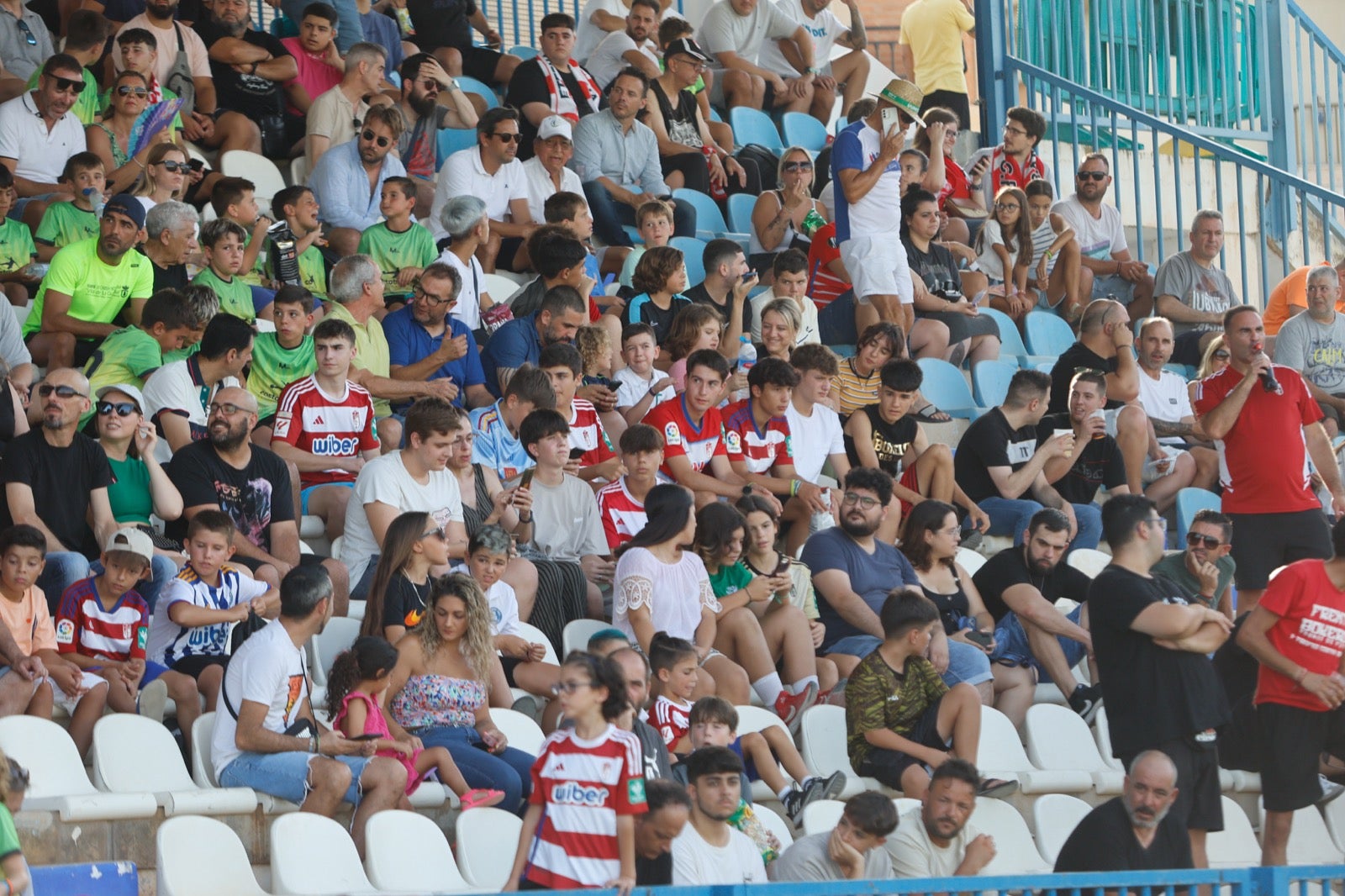 Encuéntrate en la grada durante el Granada-UD Almería