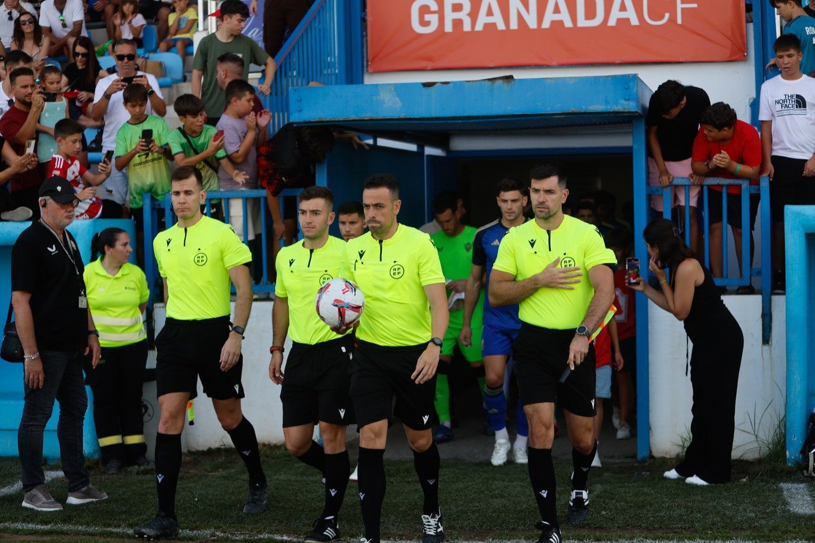 Encuéntrate en la grada durante el Granada-UD Almería
