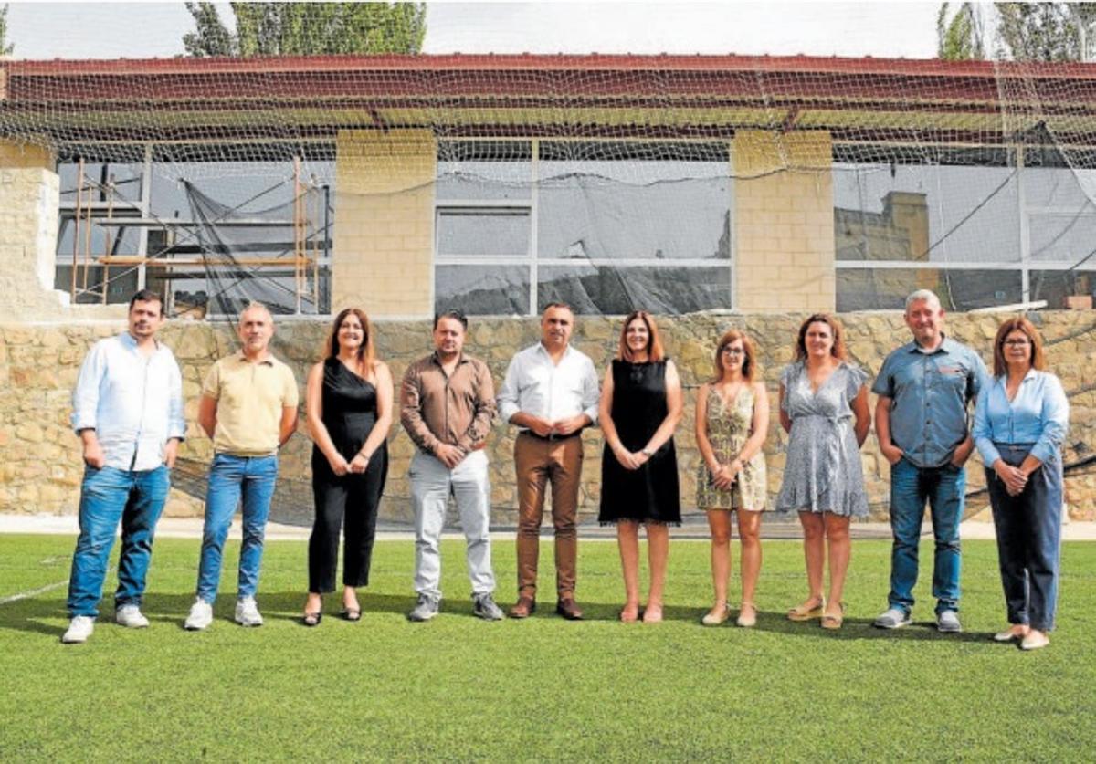 El presidente de la Diputación de Granada, Francis Rodríguez, junto al alcalde de Montefrío y otros miembros de la corporación.