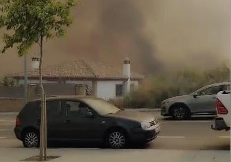 Las llamas cerca de las viviendas desalojadas.