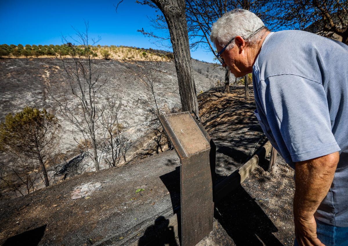 Imagen secundaria 1 - En la primera imagen, vecinos observando el terreno. En la segunda, Raimundo mirando un monolito quemado en el Bosque de la Poesía. En la última, el fuego el sábado por la noche.