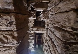 El interior visitable del aljibe romano, con sillares, dinteles y zapatas.