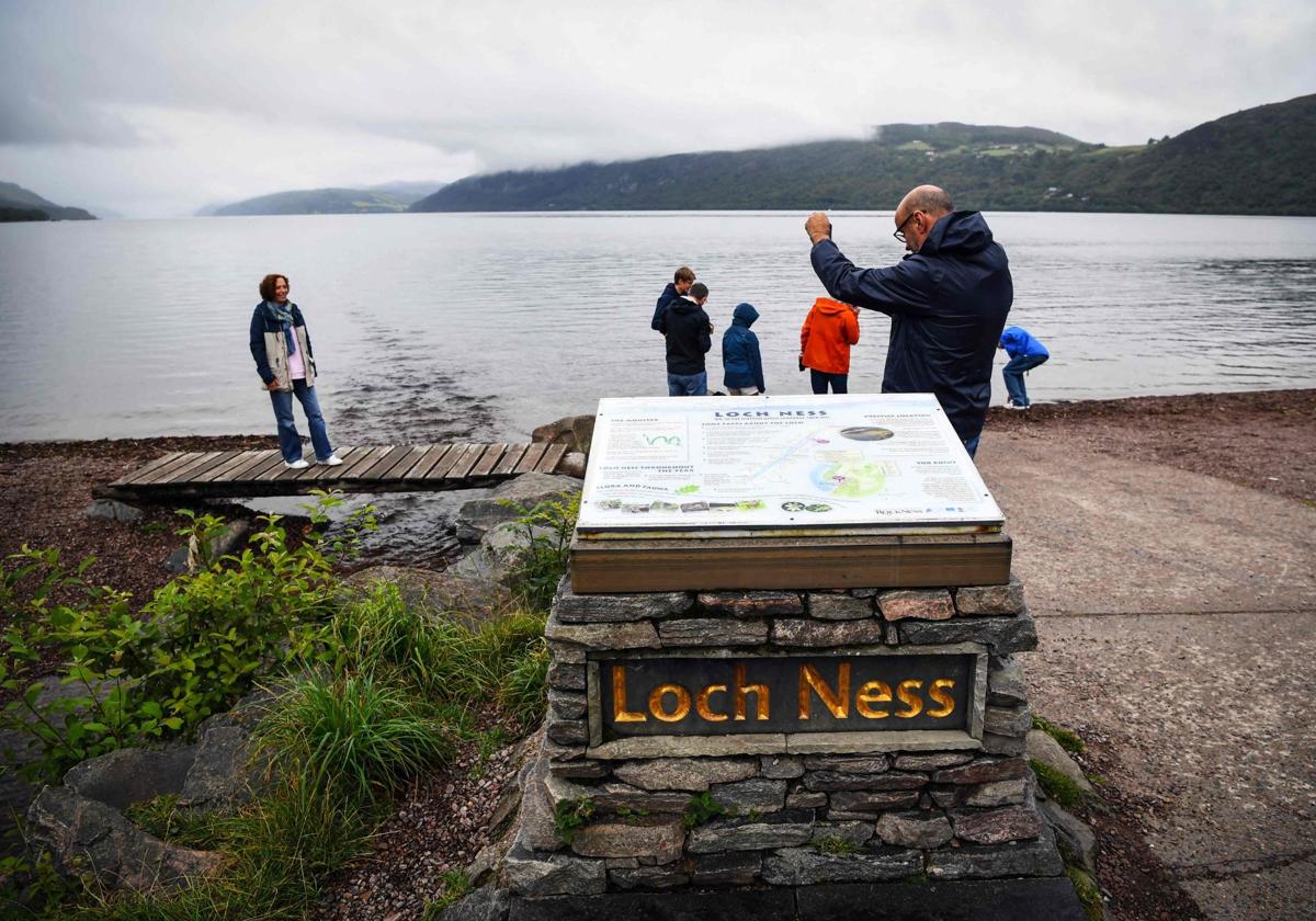 Placa que indica la llegada al Lago Ness.