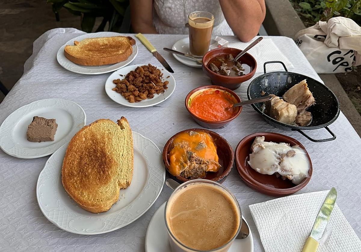 «Este festival solo 7 euros»: el exagerado desayuno de bar andaluz que arrasa.