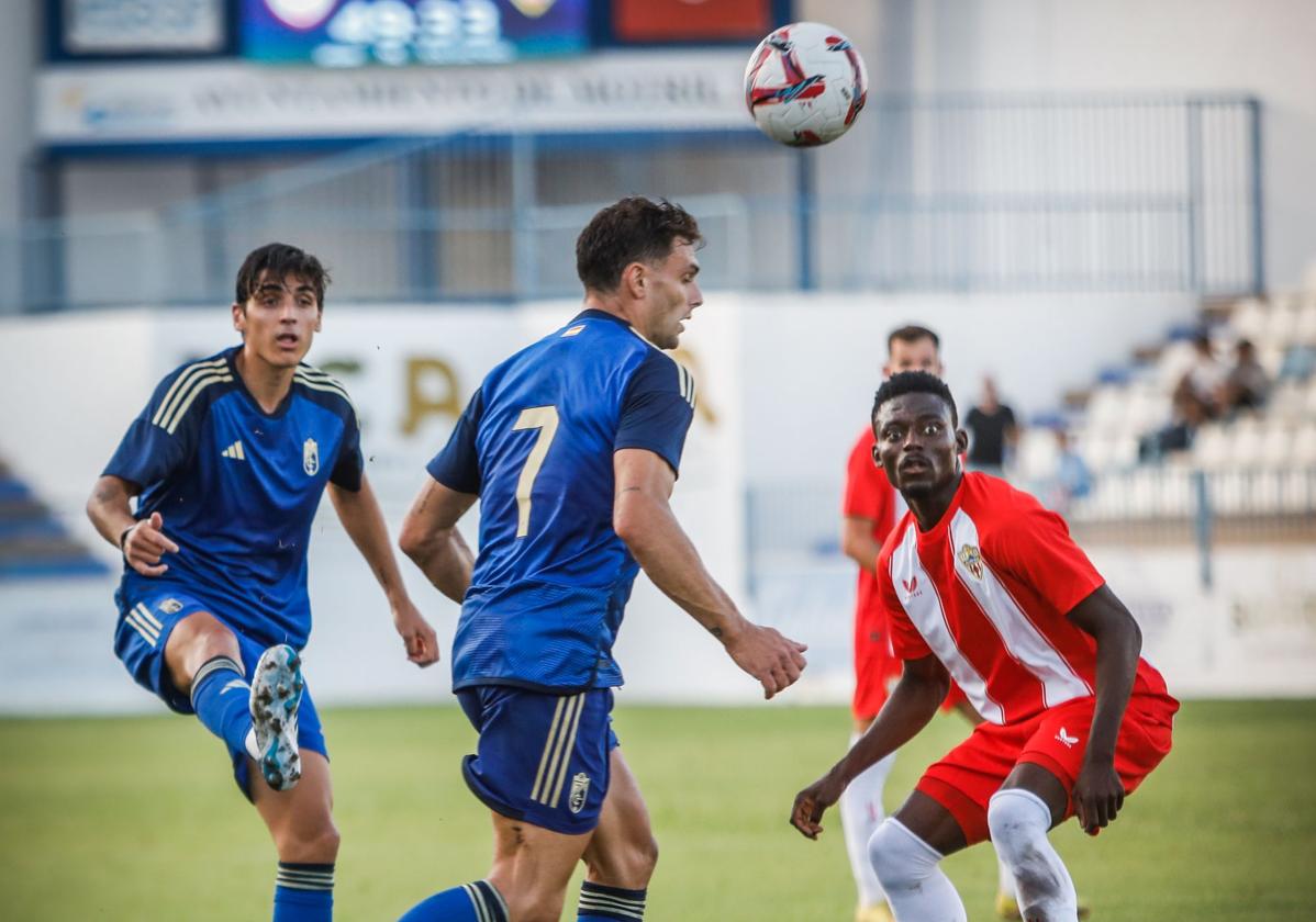 Gonzalo Villar y Lucas Boyé, durante una acción del partido en Motril.