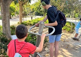 Dos chicos de Astea participan en una actividad al aire libre organizada por la asociación.