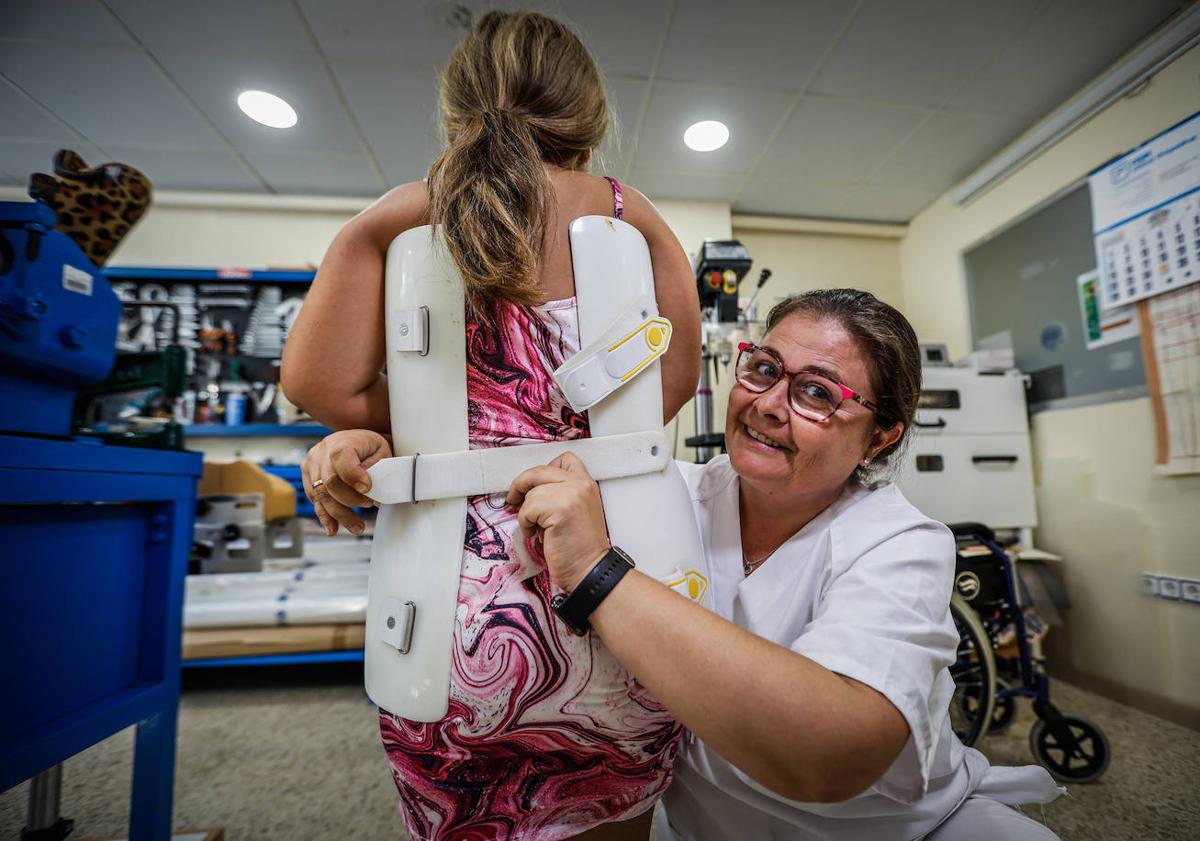 Imagen principal - Rosa prueba el ajuste de un corsé. MUñecas tuneadas con prótesis. Y prótesis con lso diseños de Rosa.