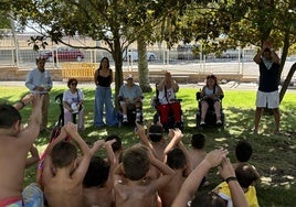 Bañistas recibiendo la instrucción de los miembros de Aspaym