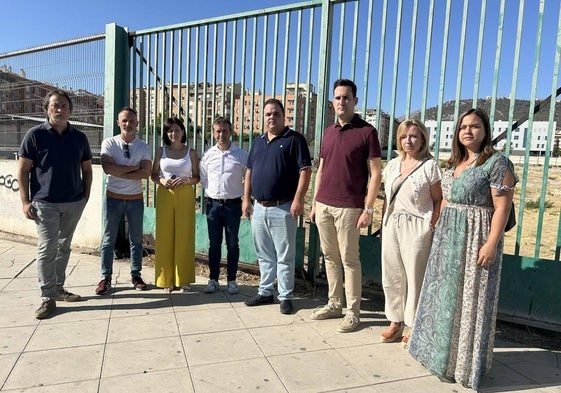 Concejales y responsables del PSOE provincial, ante el solar de la Ciudad de la Justicia.