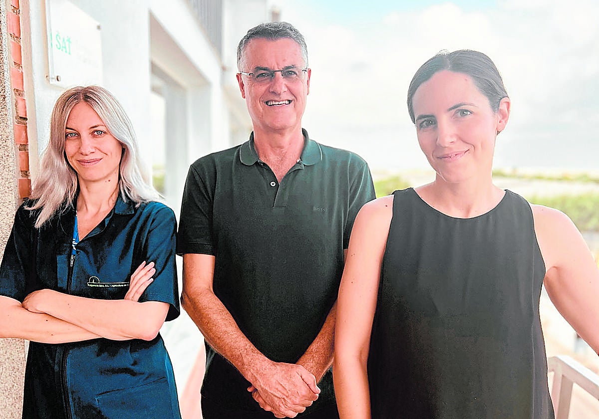 Paula, Fulgencio y Lucía, en la sede de Campos de Granada SAT.