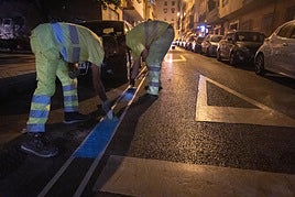 Operarios municipales, en la calle Goya, anoche.