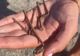 Los clavos hallados en la playa de La Romanilla.