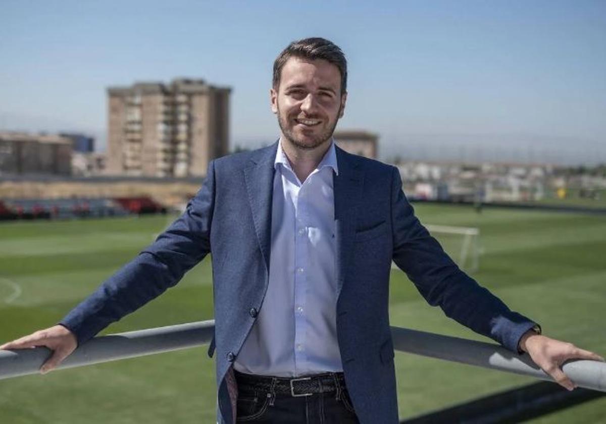 Fran Sánchez posa en la Ciudad Deportiva del Granada durante su etapa en el club.