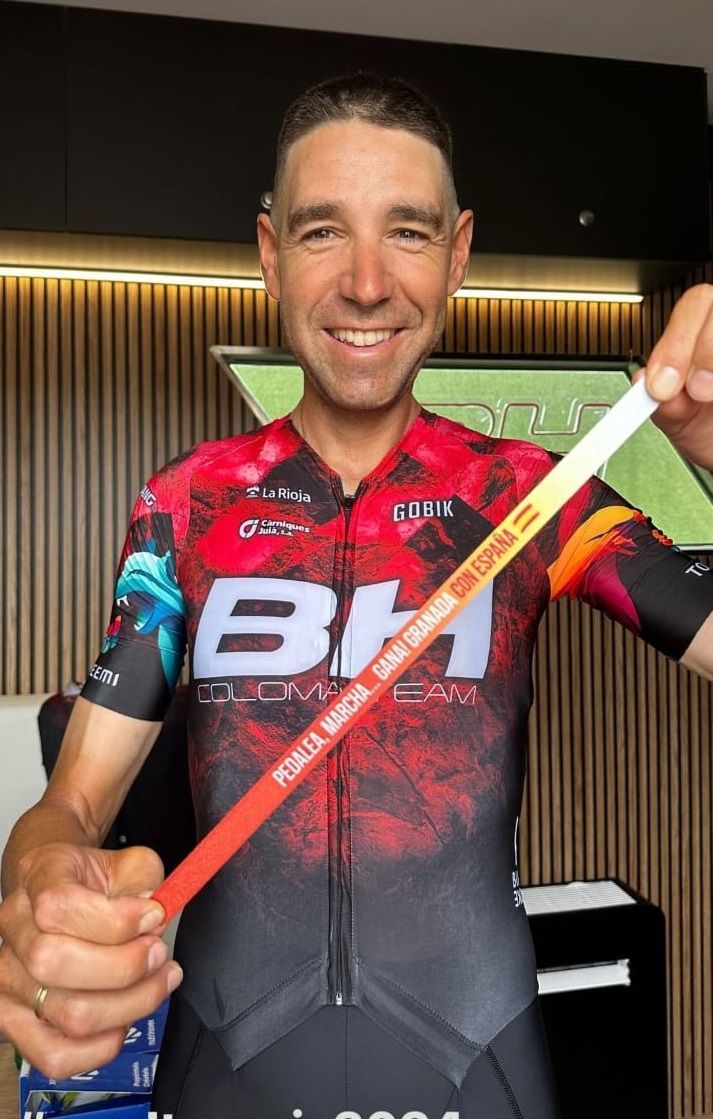 David Valero luce su pulsera de IDEAL.