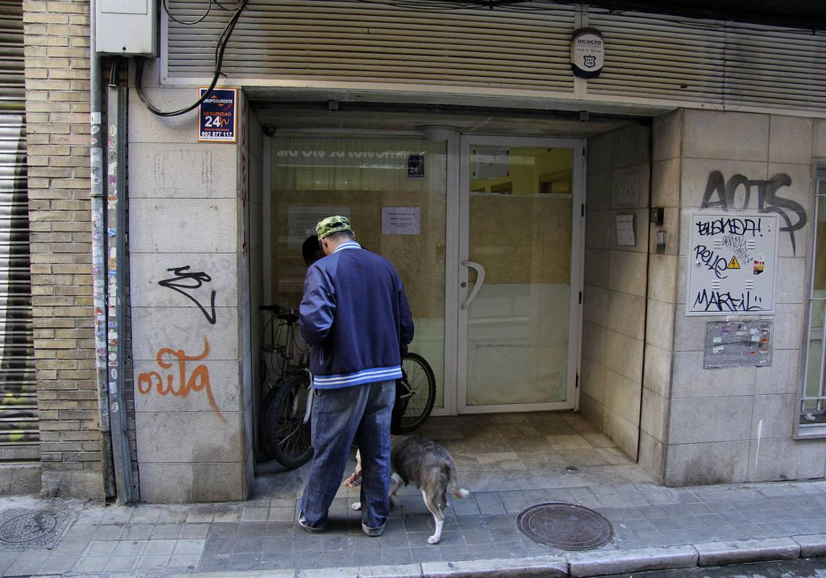 Un usuario espera la apertura del Centro de Alta Tolerancia de la calle Arandas