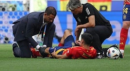 Claudio Vázquez (a la izquierda), atiende a Pedri durante la Eurocopa.