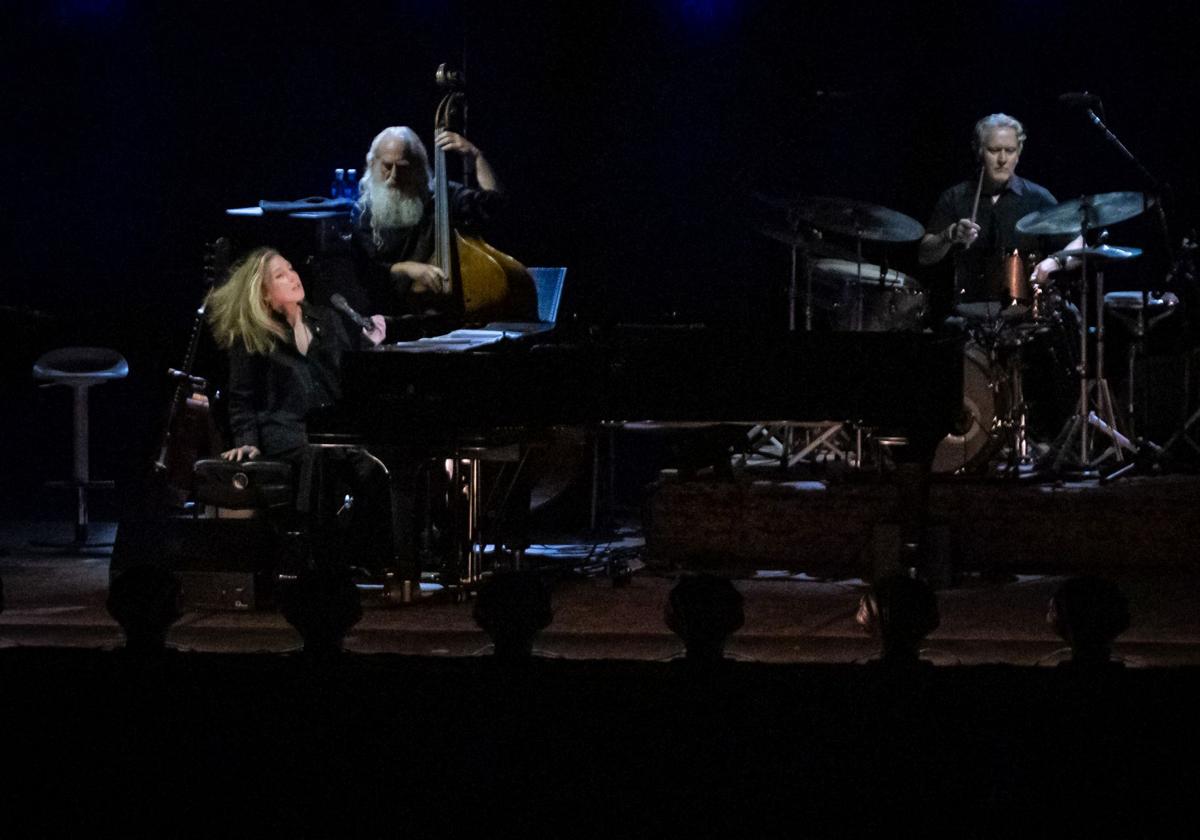 Diana Krall, con Steinbert y Chamberlain, anoche en el Generalife.