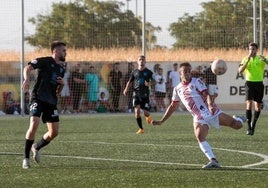 Dani Benítez arma una volea durante un partido con el Arenas.