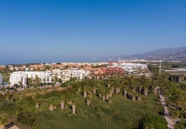 Imagen aérea de los residenciales de Playa Granada, a la derecha la antena.