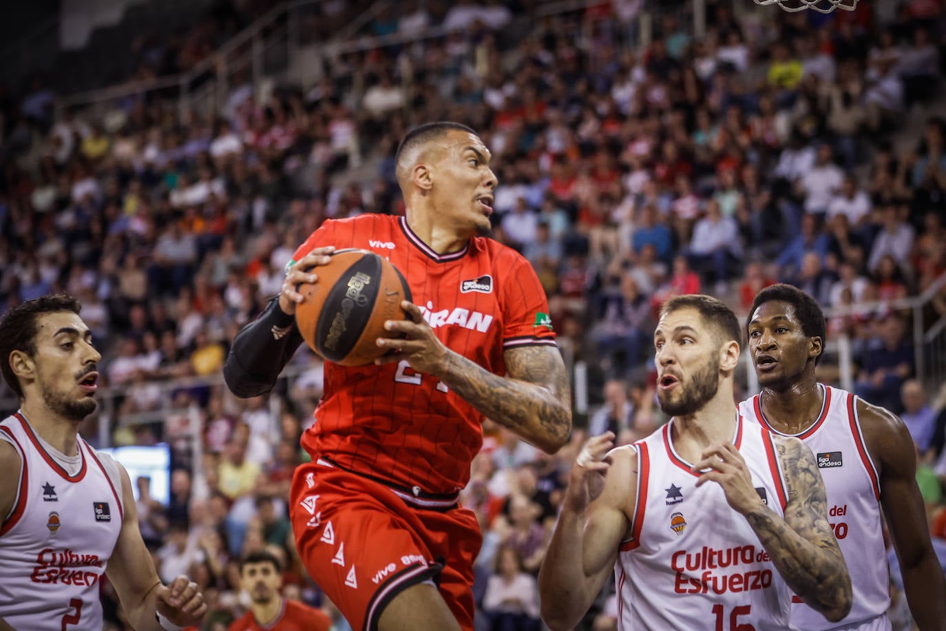 Jacob Wiley (24) será clave en la pintura.