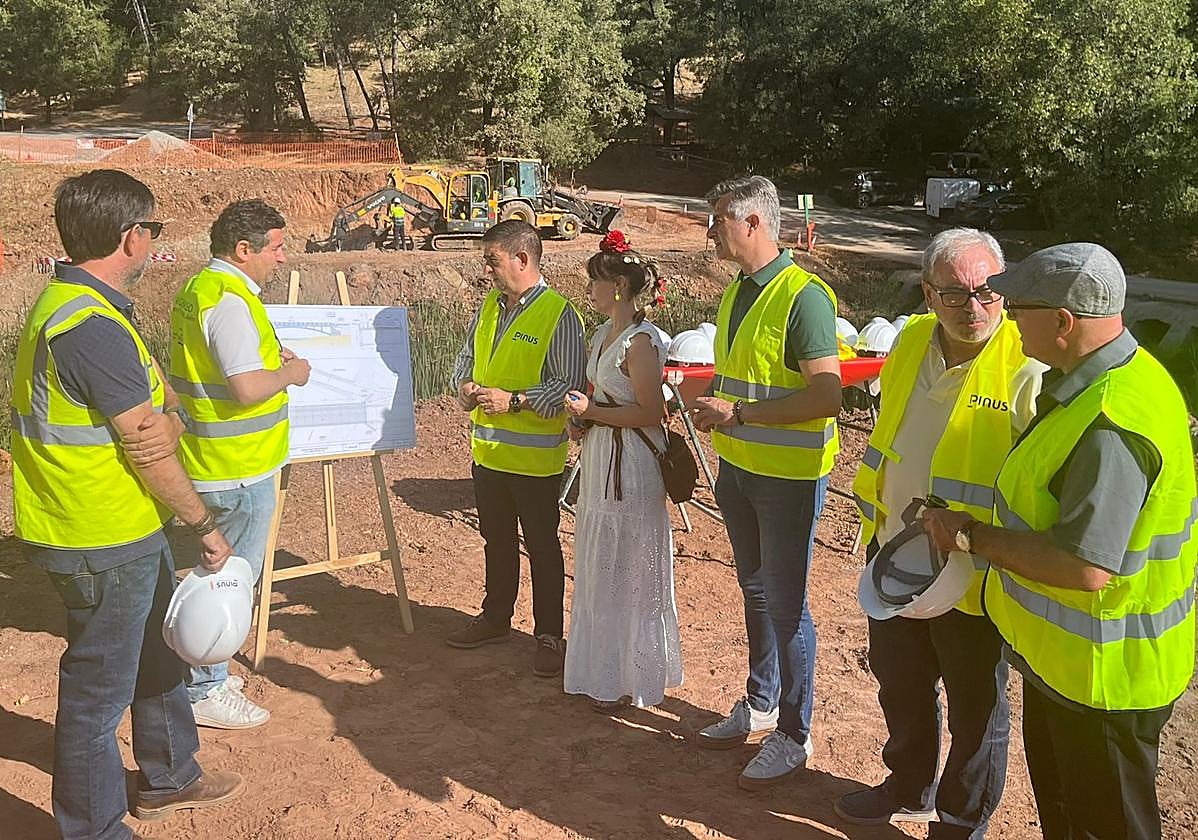 Paco Reyes atendiendo a la situación del proyecto