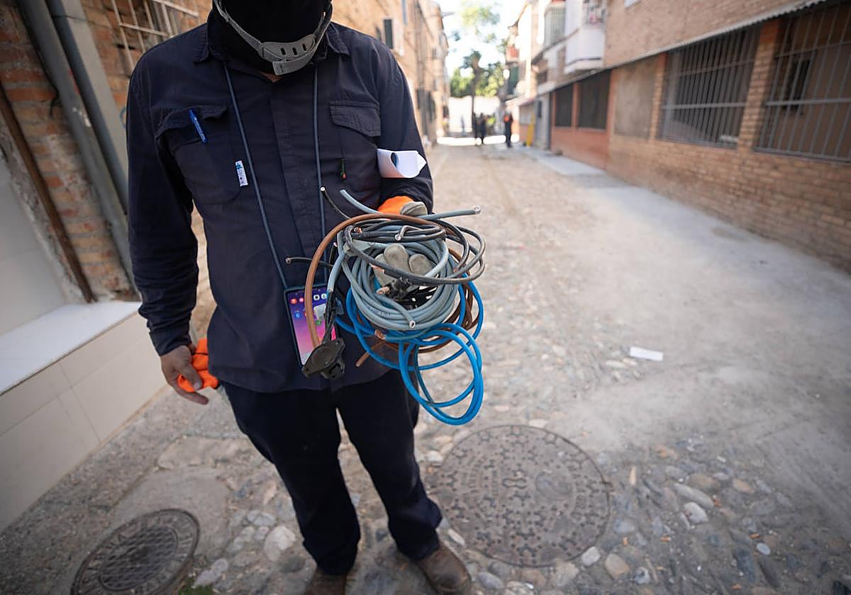 Cables cortados por técnicos de Endesa durante varias inspecciones en viviendas.