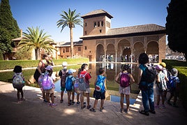 Los participantes n el campamento, durante una de las rutas por el Partal.