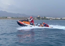 Simulacro de rescate en el mar realizado por Cruz Roja en una playa de Pulpí.