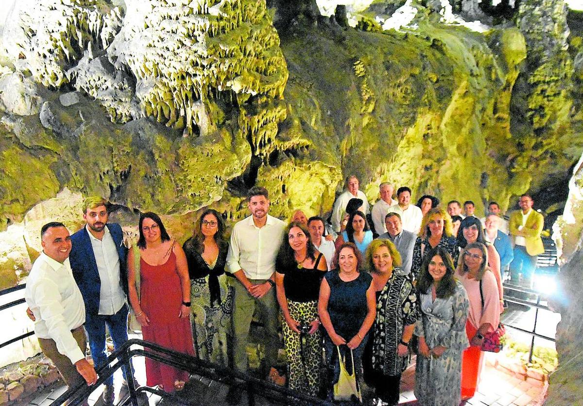 Las autoridades, encabezadas por el presidente de la Diputación, visitan la Cueva de la Ventanas en Píñar.