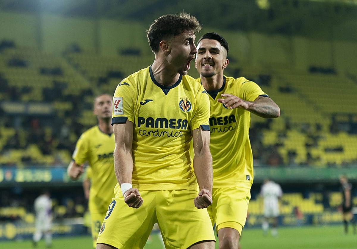 El delantero Álex Forés celebra un gol con el Villarreal B en Segunda división la temporada pasada.