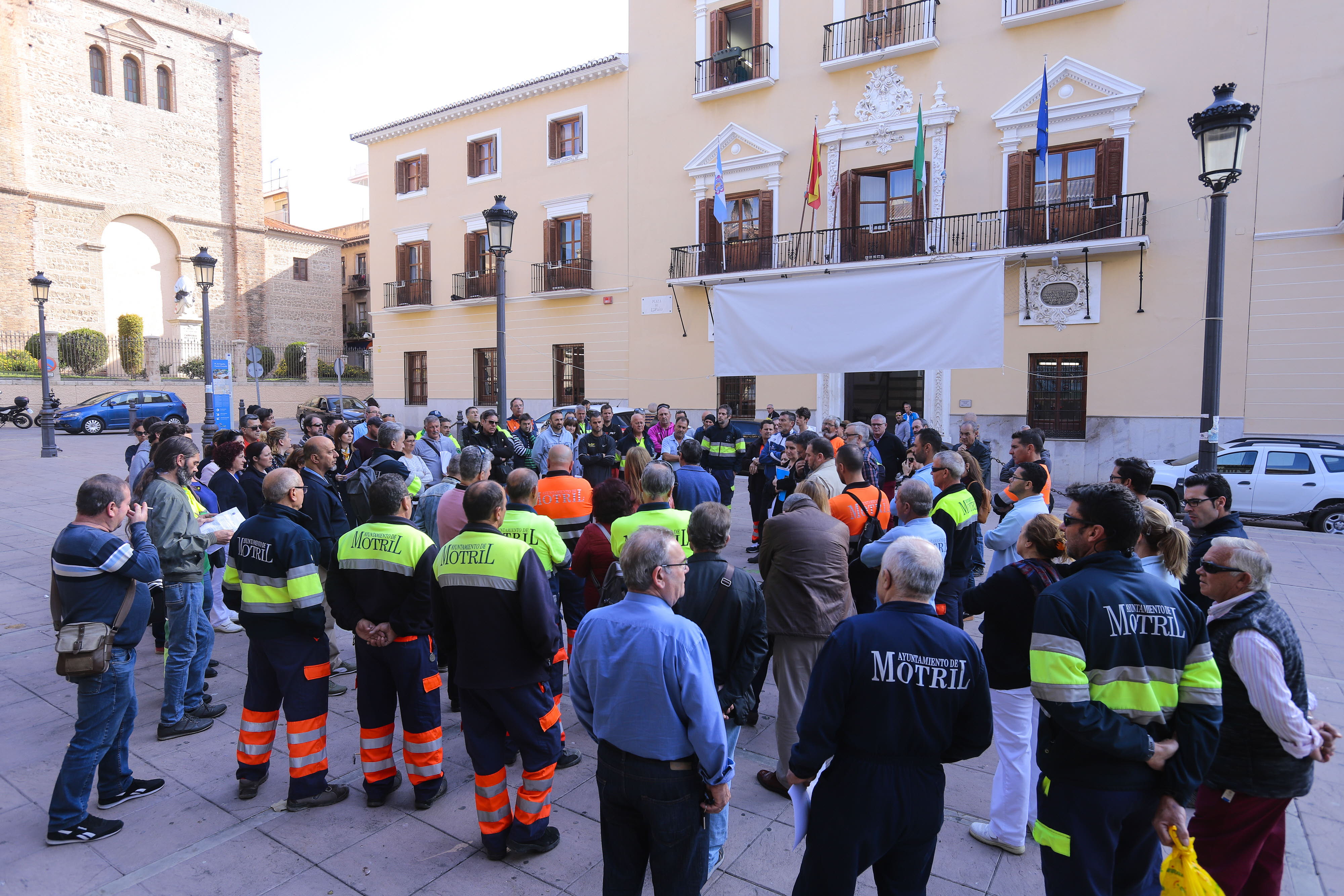 Imágen de archivo de los trabajadores de la limpieza frente al Ayuntamiento de Motril.