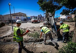 Operarios trabajan en las obras del metro en la primera zona de la calle San Ramón.