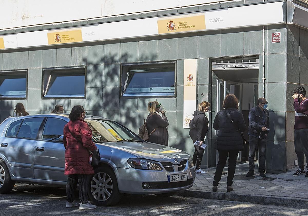 Un grupo de personas hace cola frente a una sede del Servicio Público de Empleo Estatal (SEPE), en una imagen de archivo.
