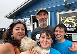 Calvin con su mujer, Valentina, y sus dos hijos, Matteo y Emilio.