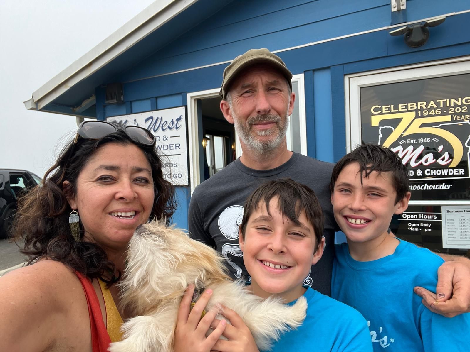 Calvin con su mujer, Valentina, y sus dos hijos, Matteo y Emilio.