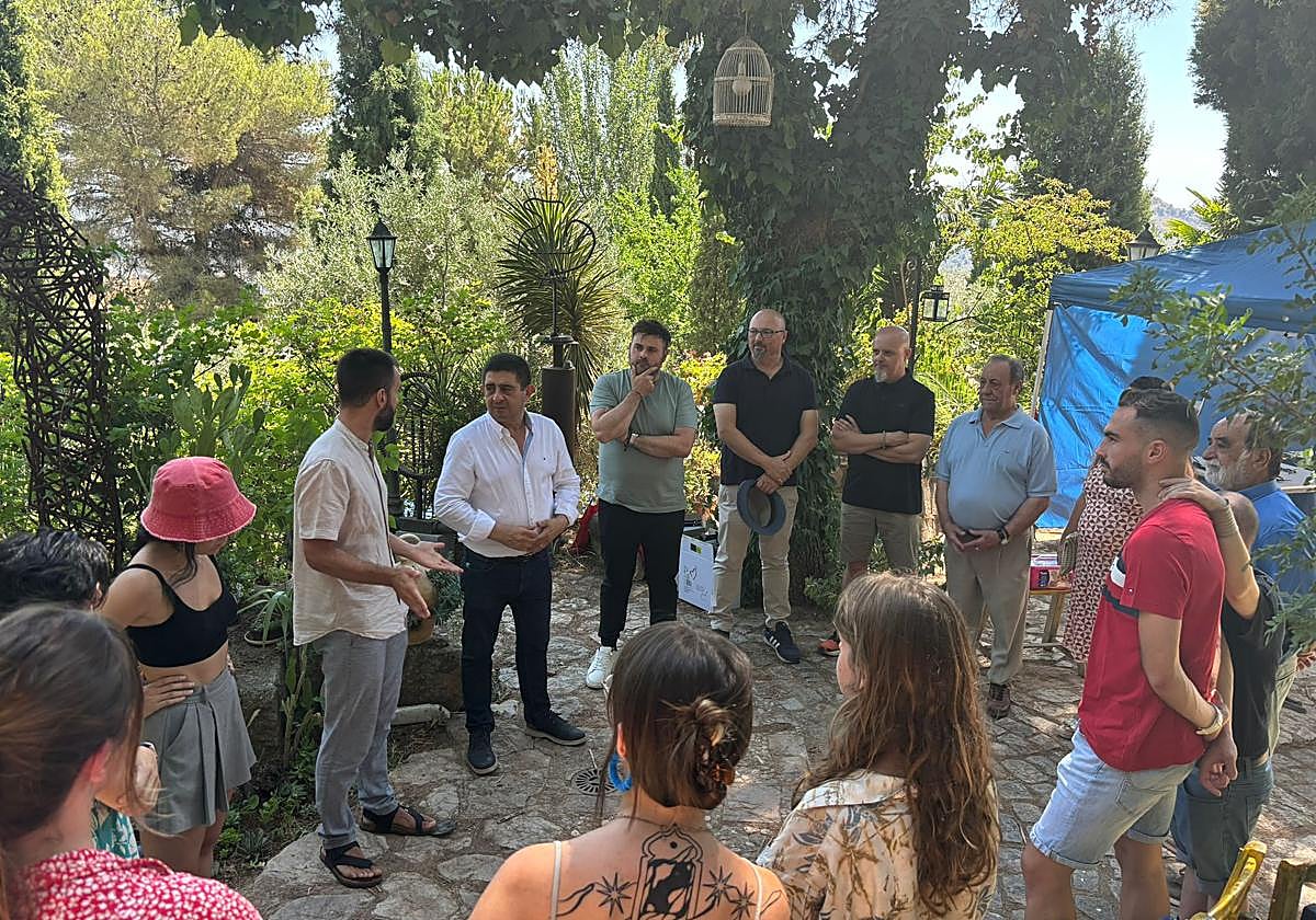 Paco Reyes junto a varios artistas de la Residencia