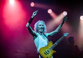 Robe durante una de sus actuaciones.